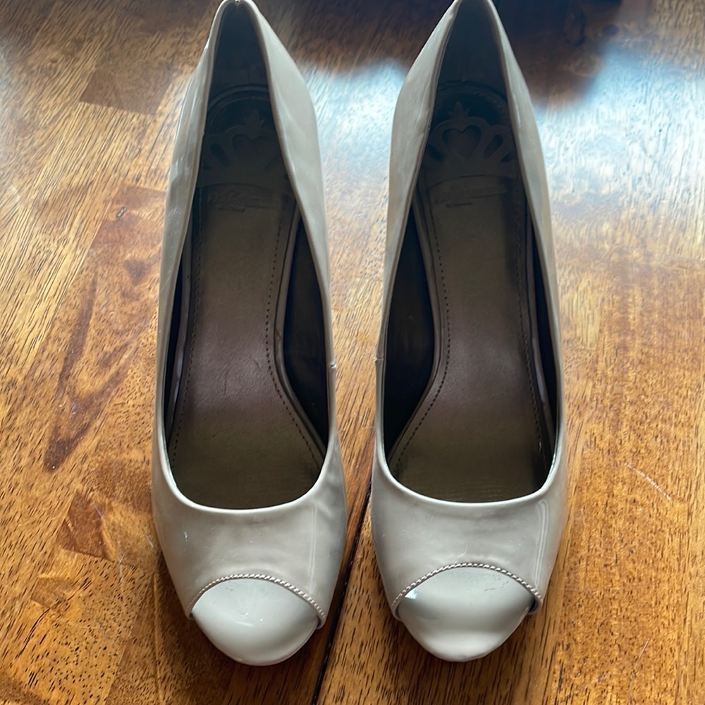 Good condition peep toe pumps in nude